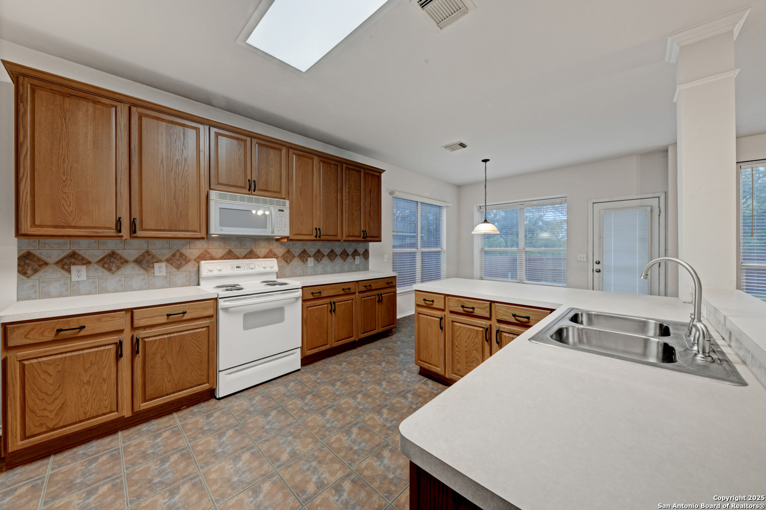20811 Encino Pebble