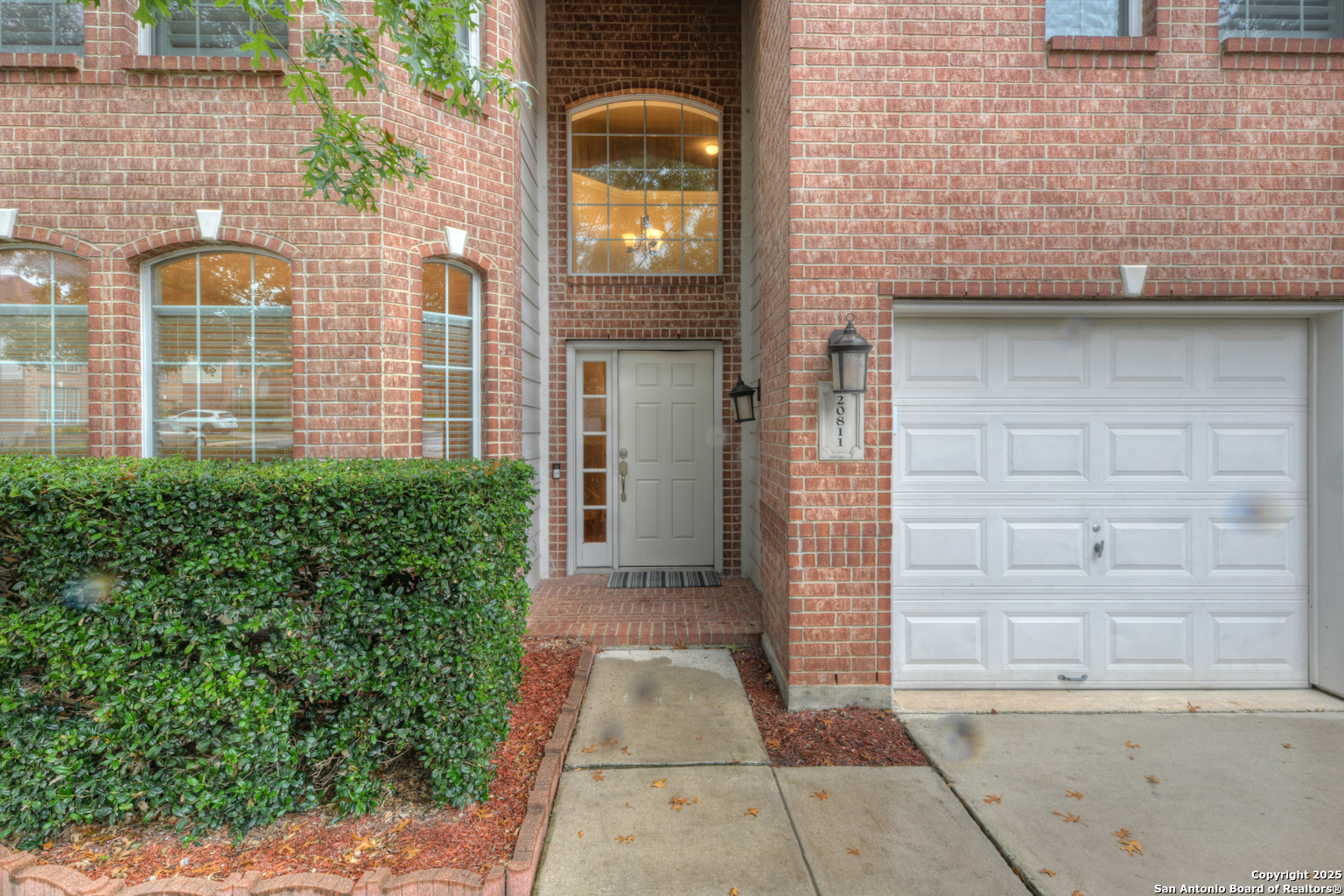 20811 Encino Pebble