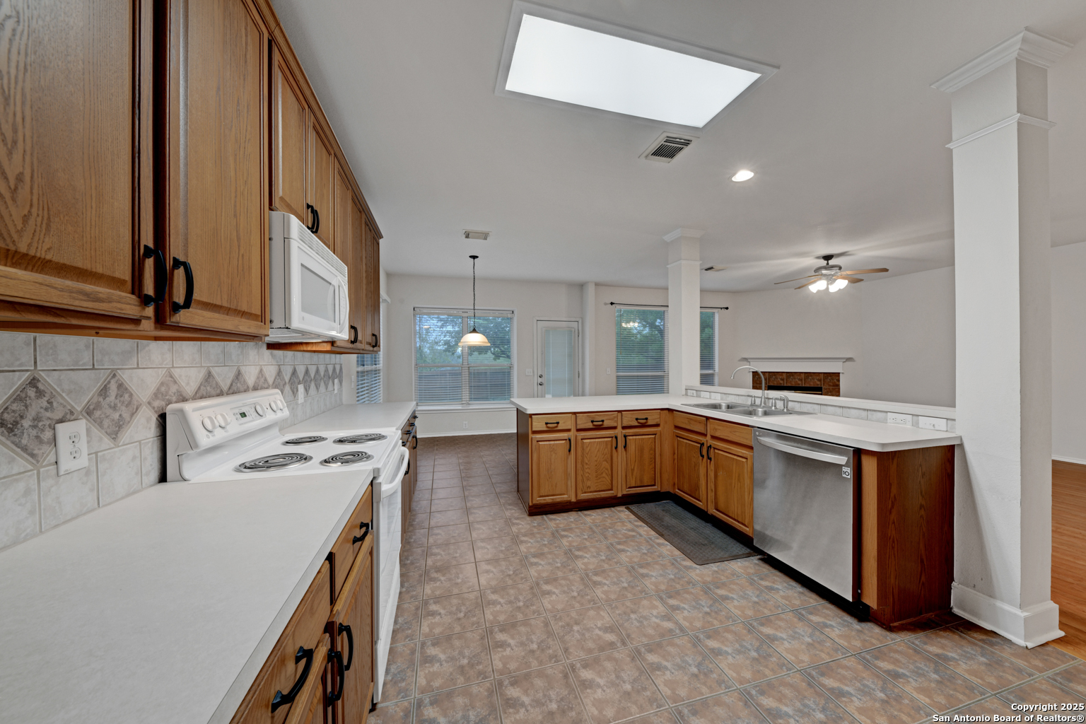 20811 Encino Pebble