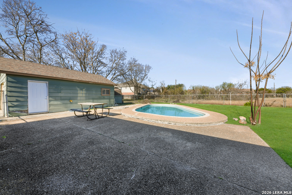 1033 E Live Oak