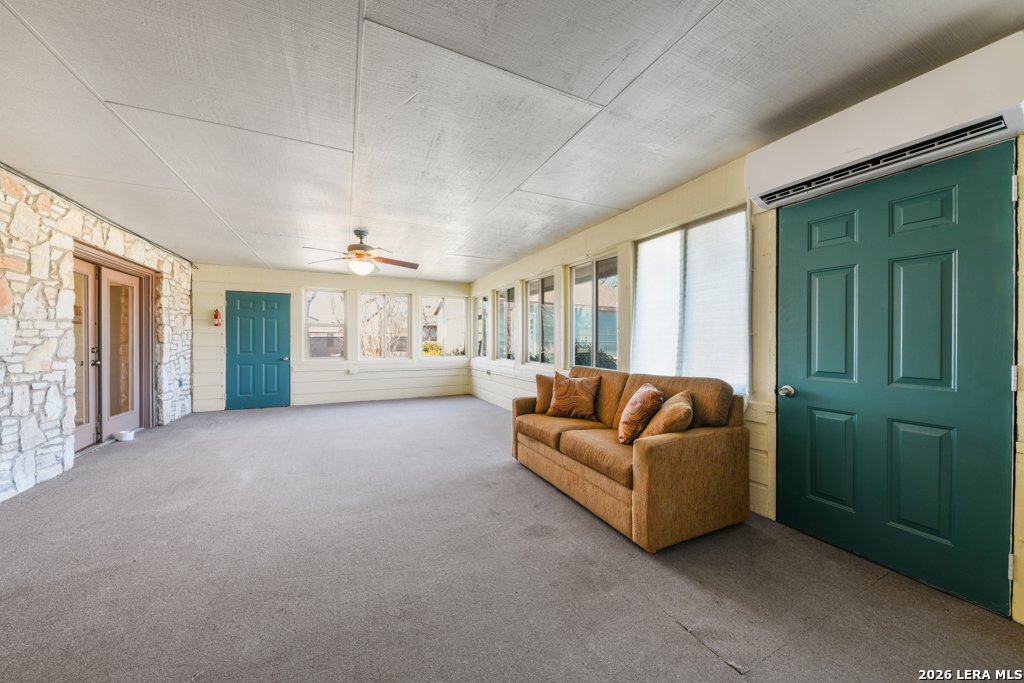 1033 E Live Oak