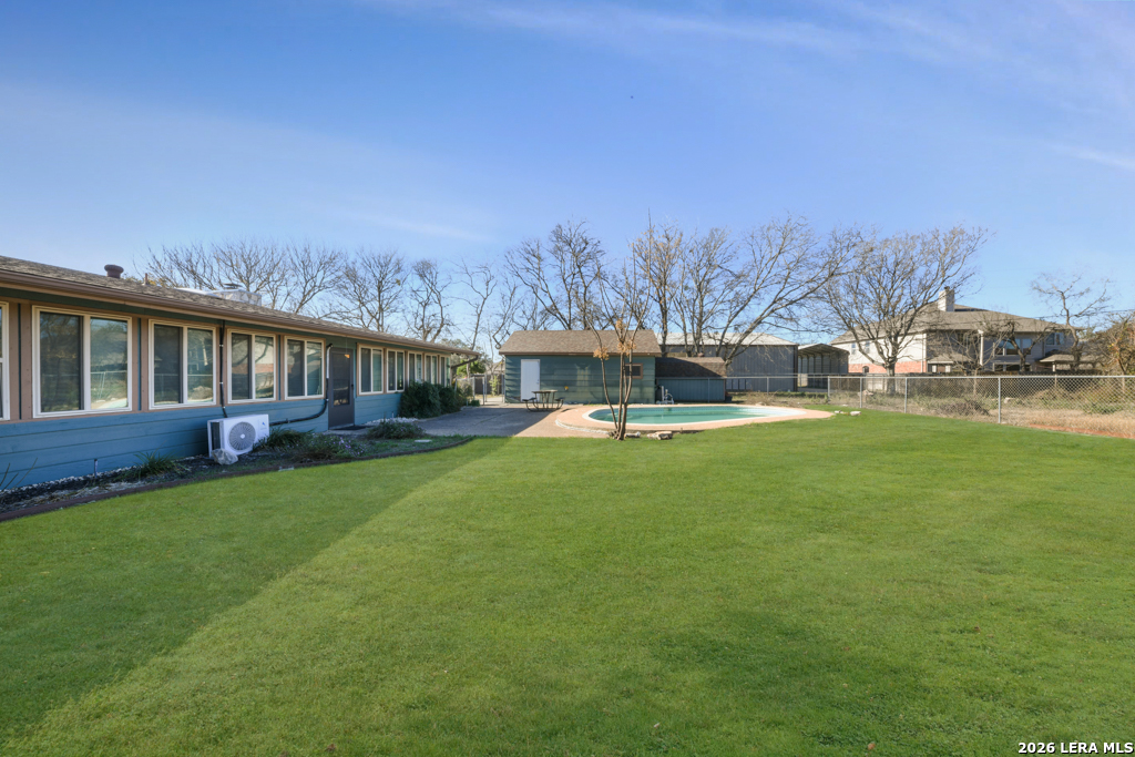 1033 E Live Oak