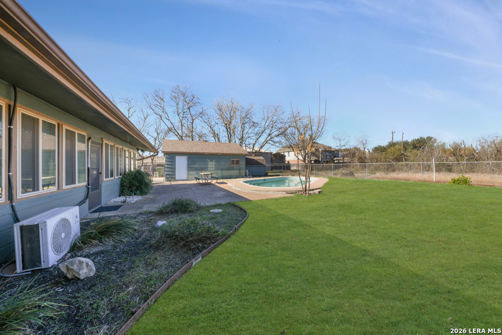 1033 E Live Oak
