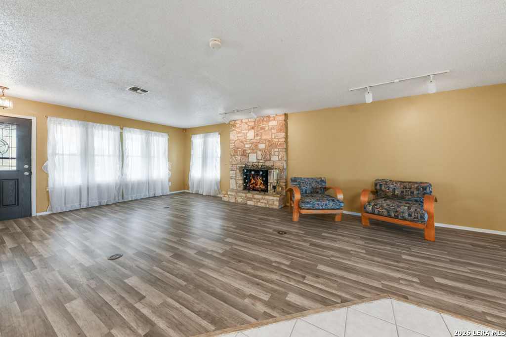 1033 E Live Oak