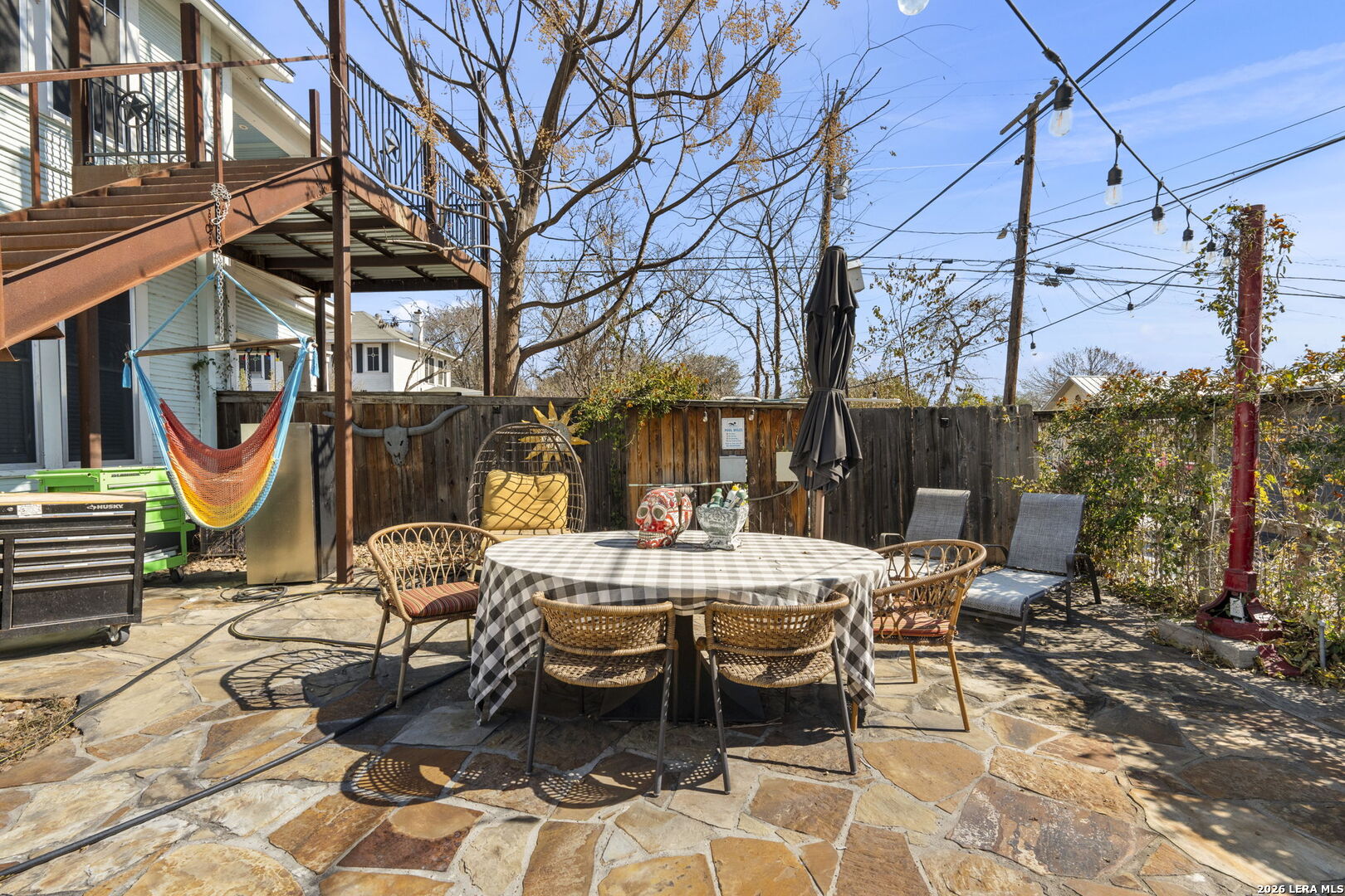 3221 N Flores