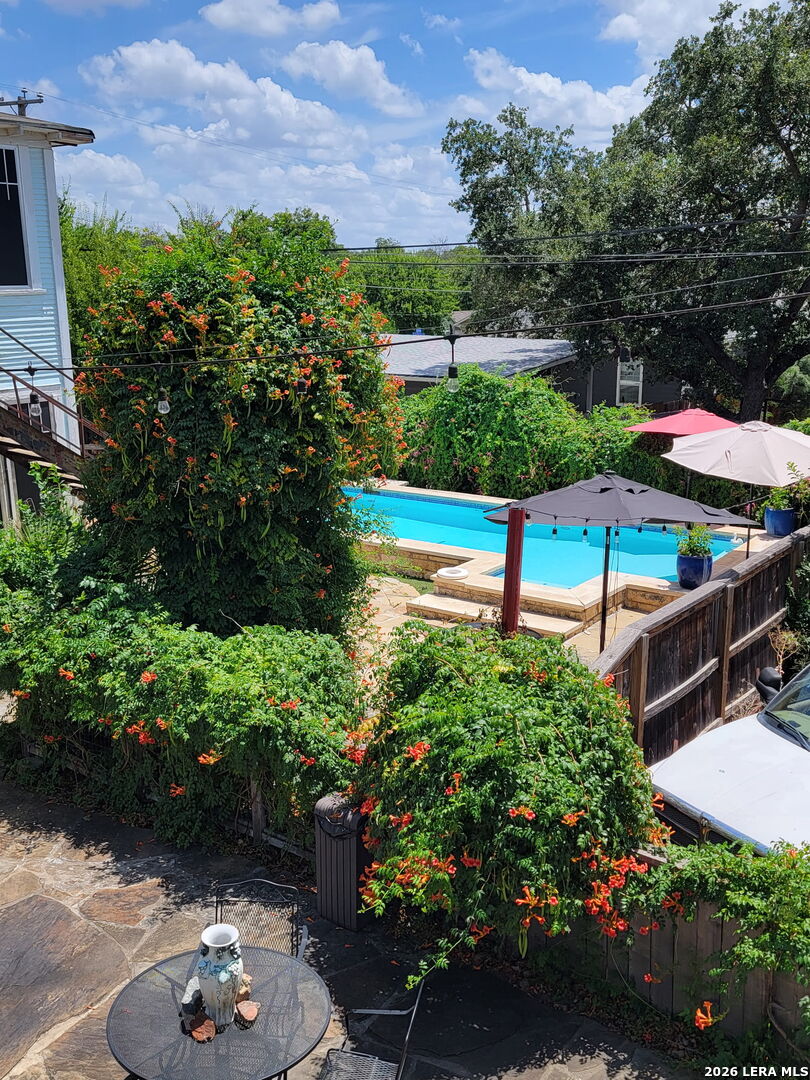 3221 N Flores