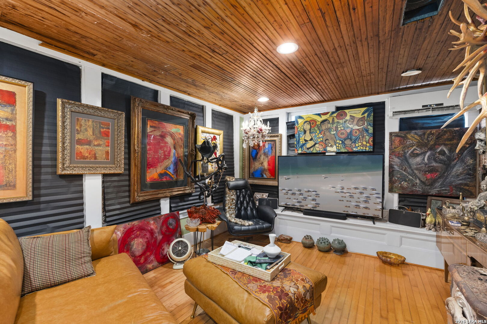 3221 N Flores