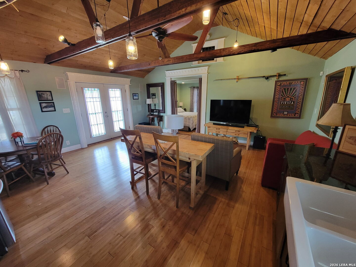 3221 N Flores
