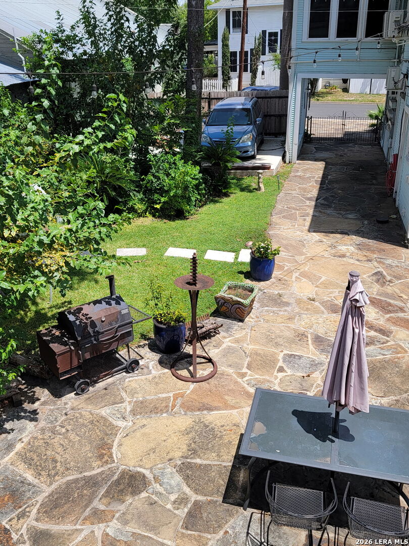 3221 N Flores