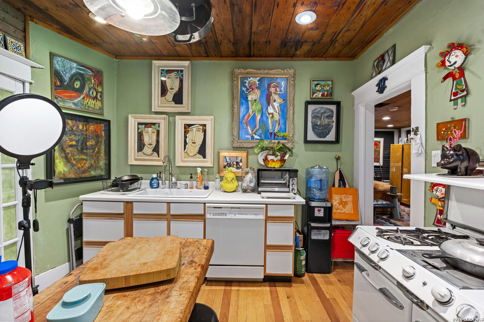3221 N Flores