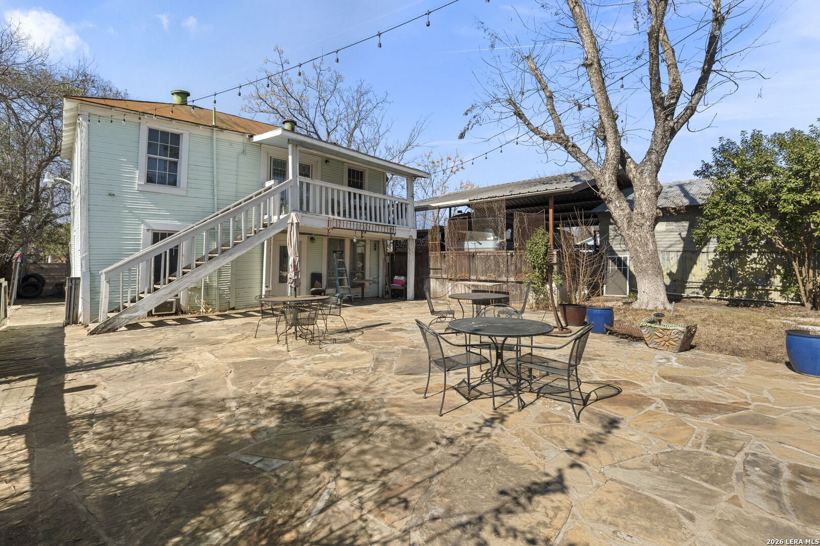 3221 N Flores
