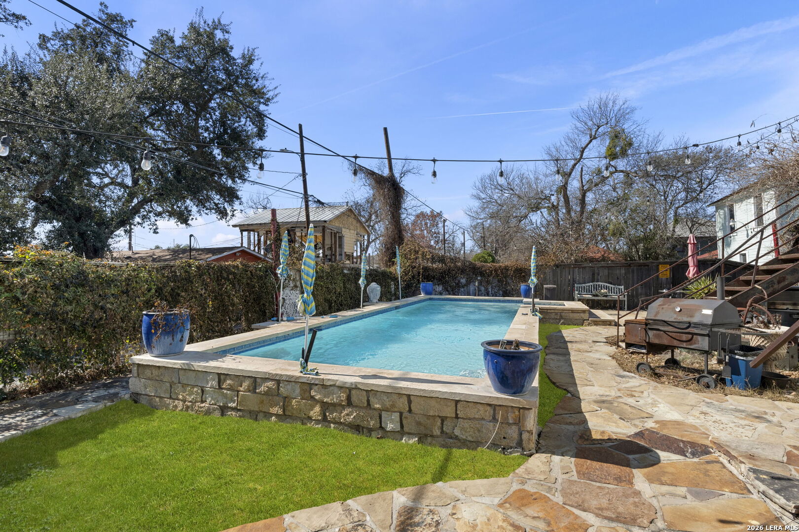 3221 N Flores