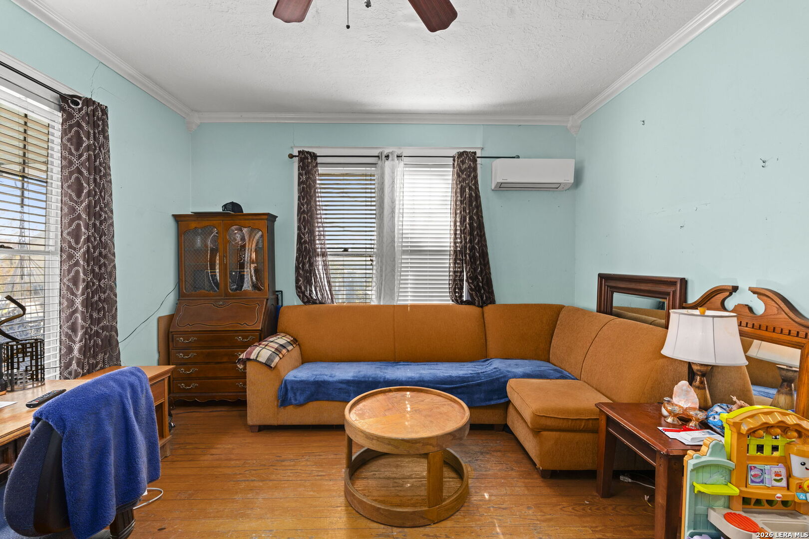 3221 N Flores