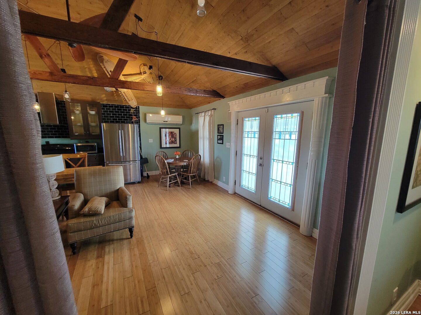 3221 N Flores