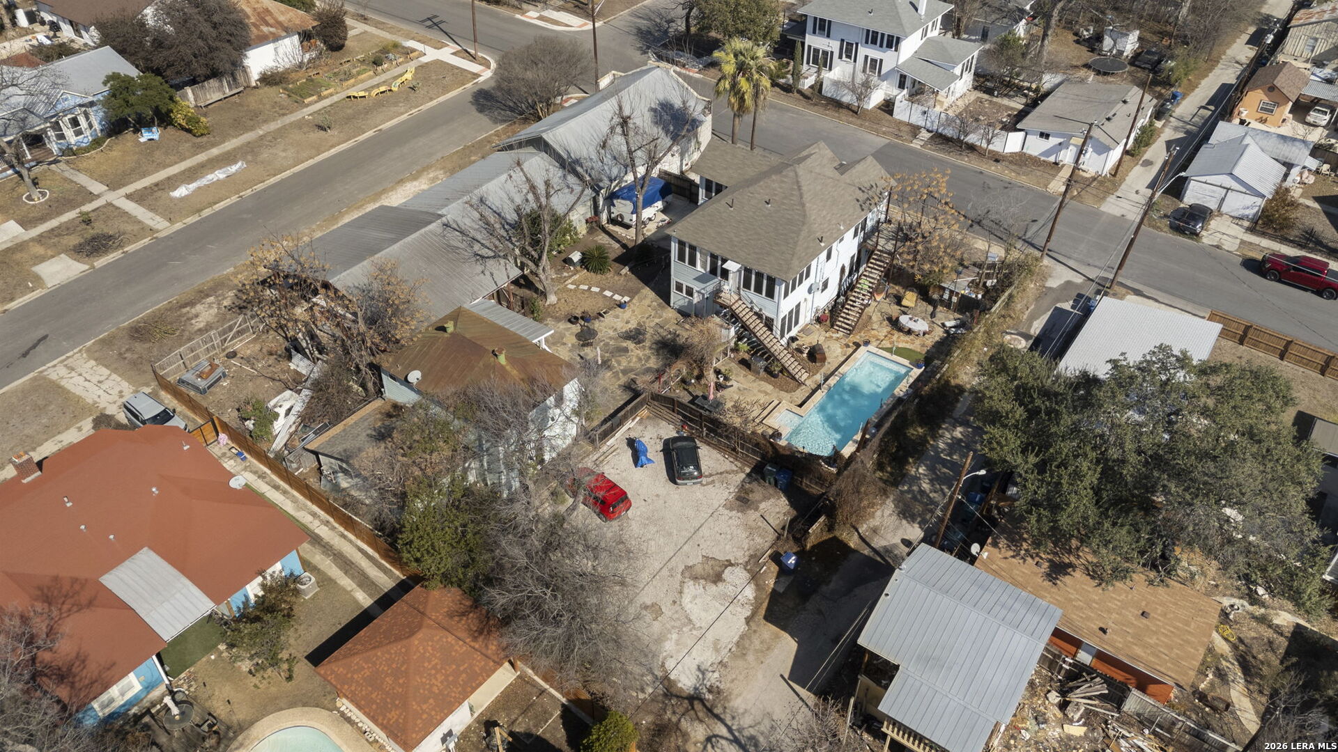 3221 N Flores