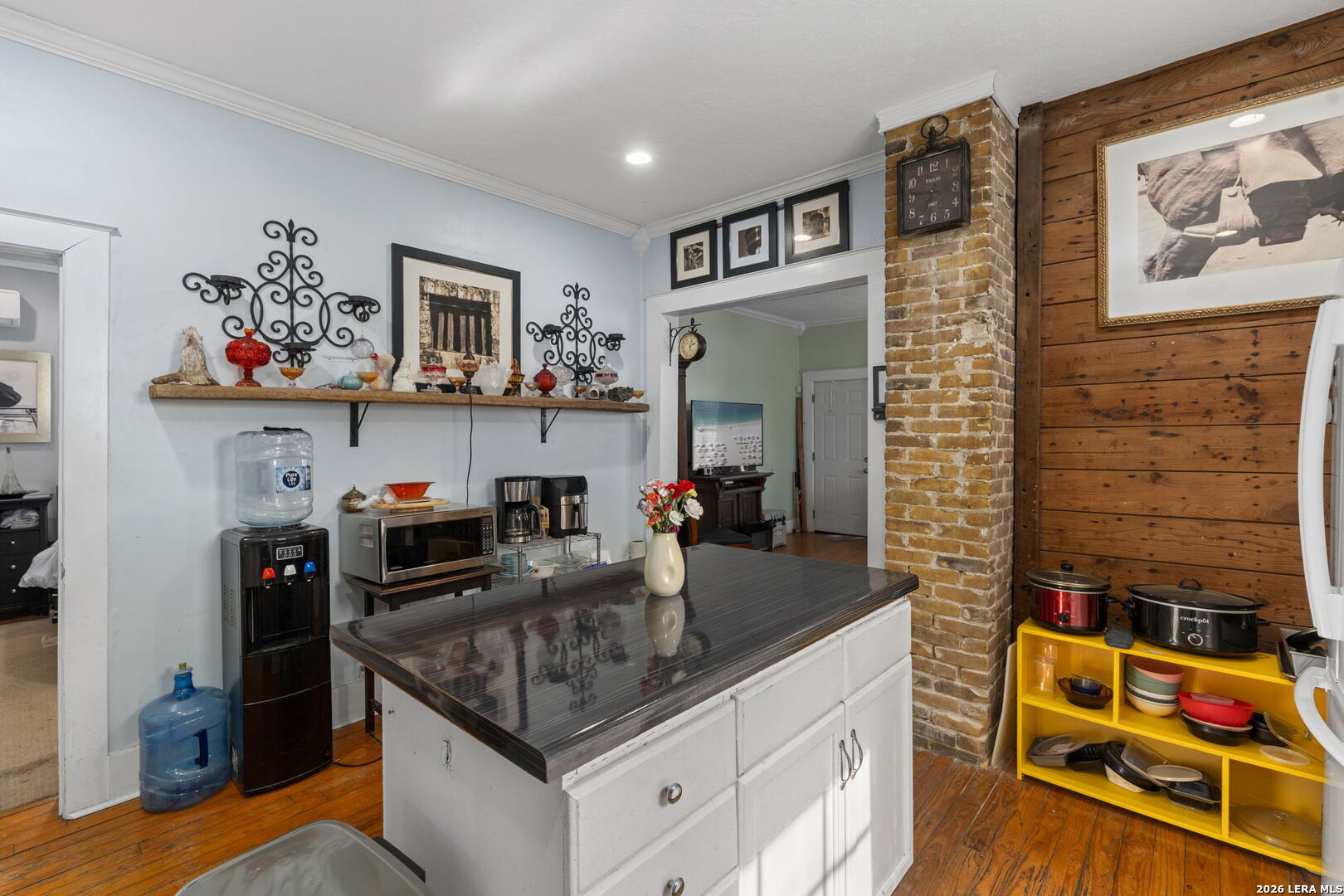 3221 N Flores