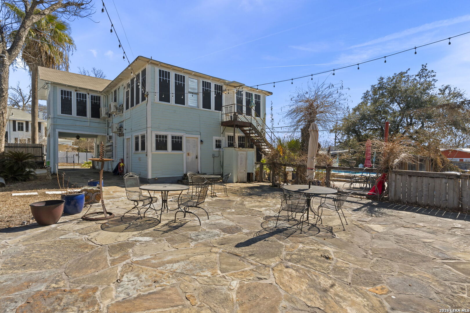 3221 N Flores