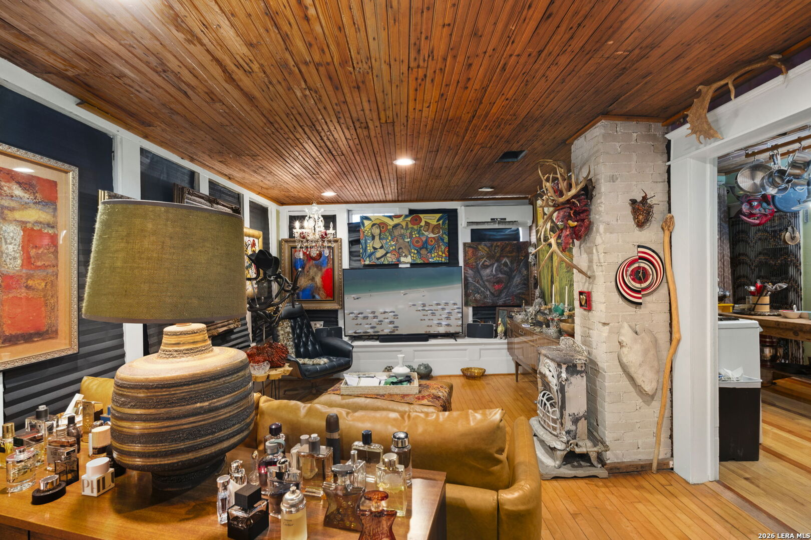 3221 N Flores