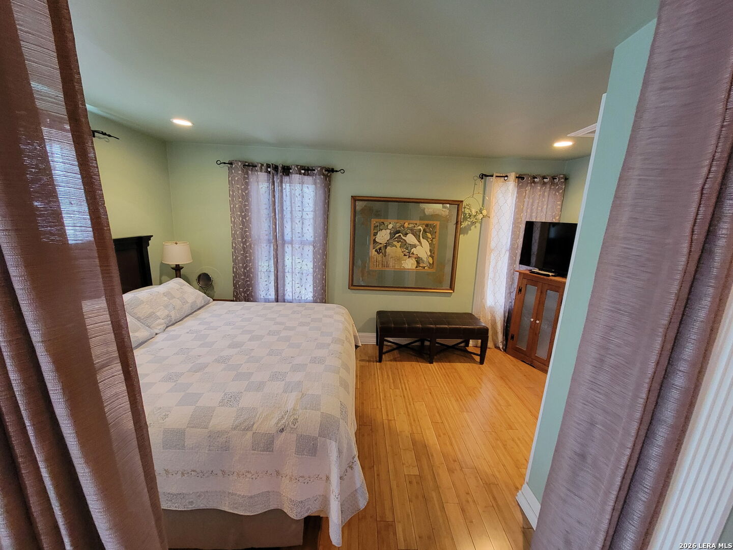 3221 N Flores