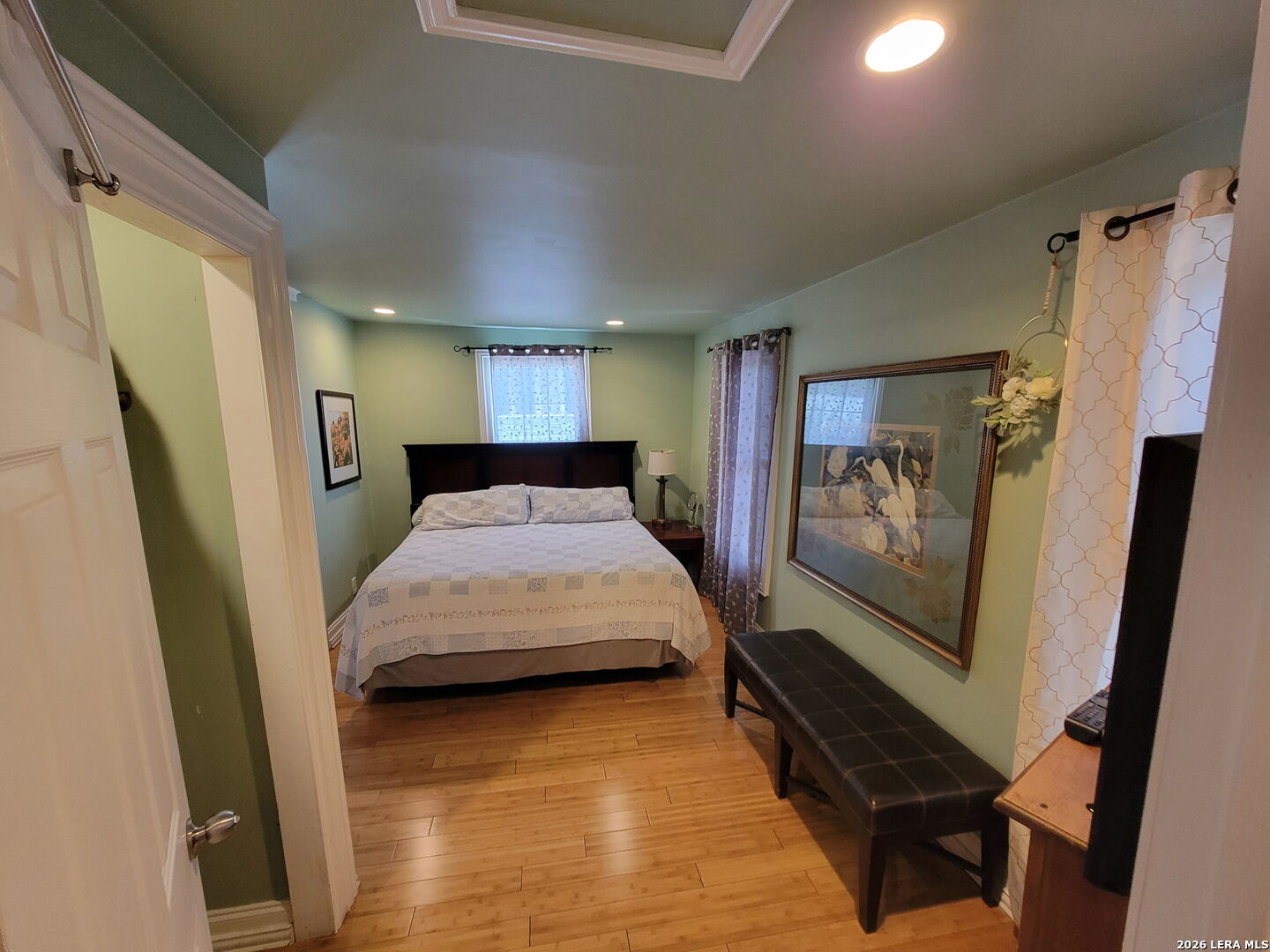 3221 N Flores