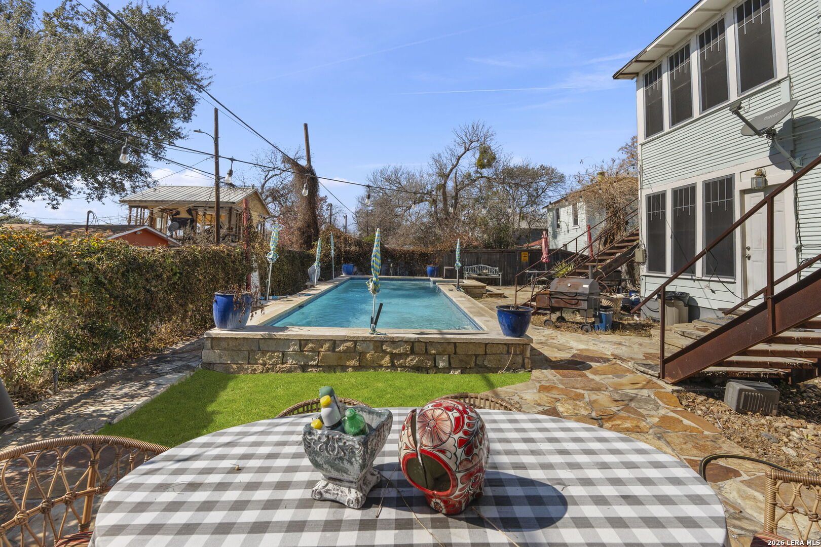 3221 N Flores