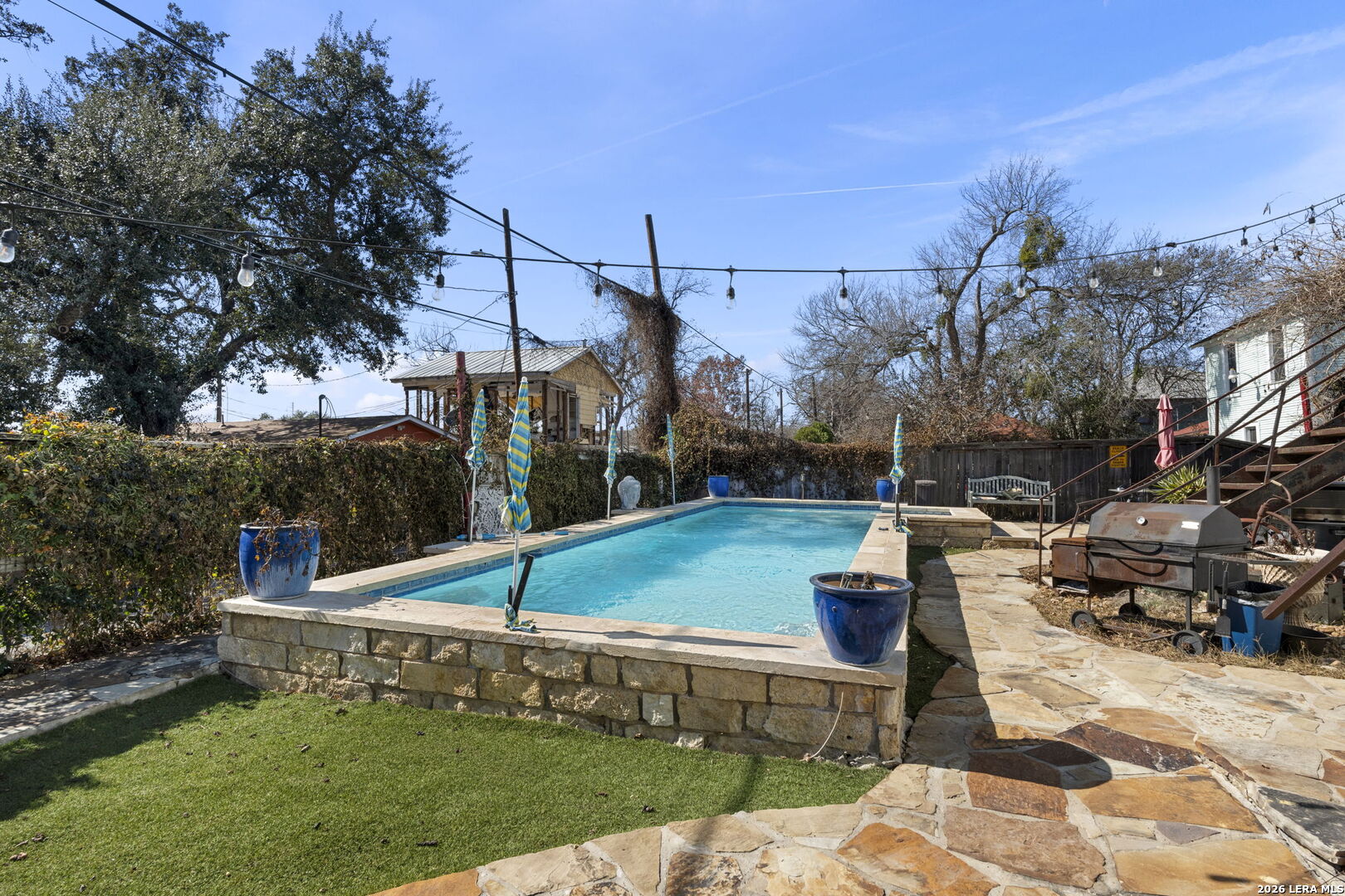 3221 N Flores
