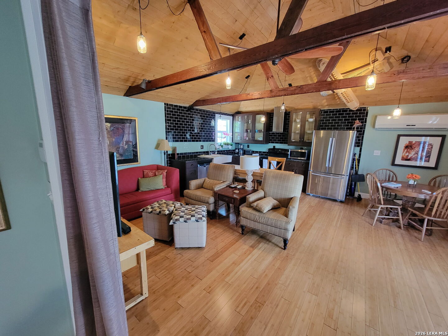 3221 N Flores