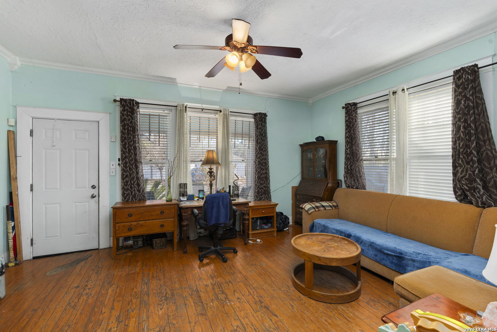 3221 N Flores