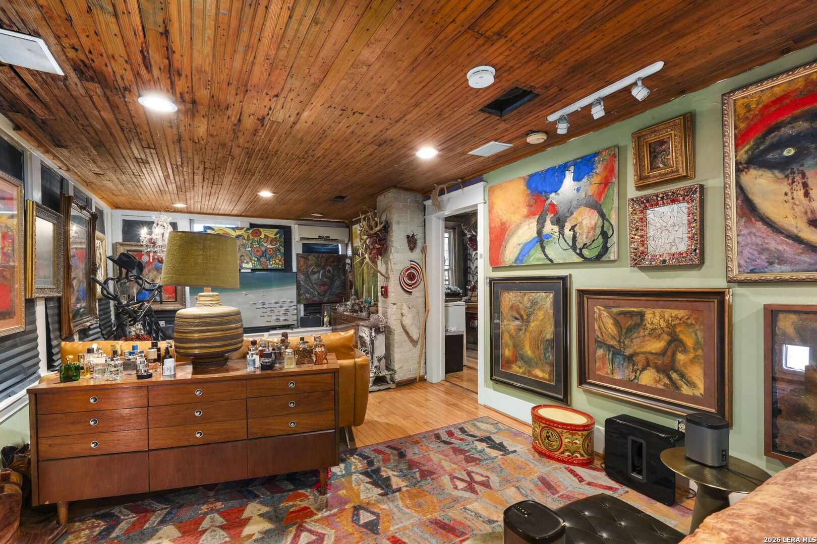 3221 N Flores
