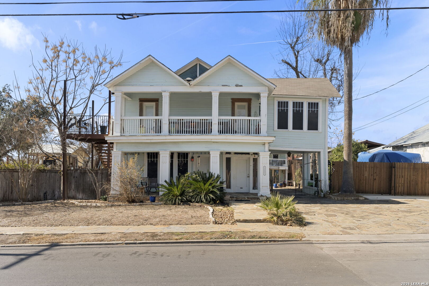 3221 N Flores