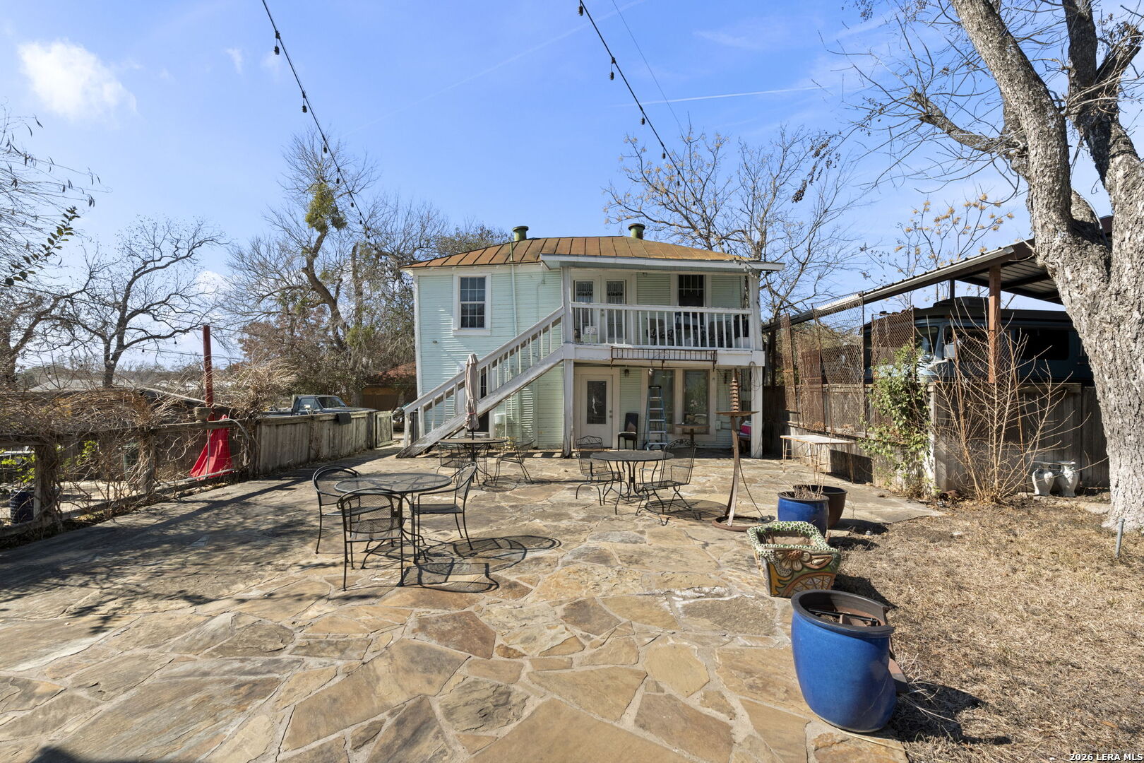 3221 N Flores