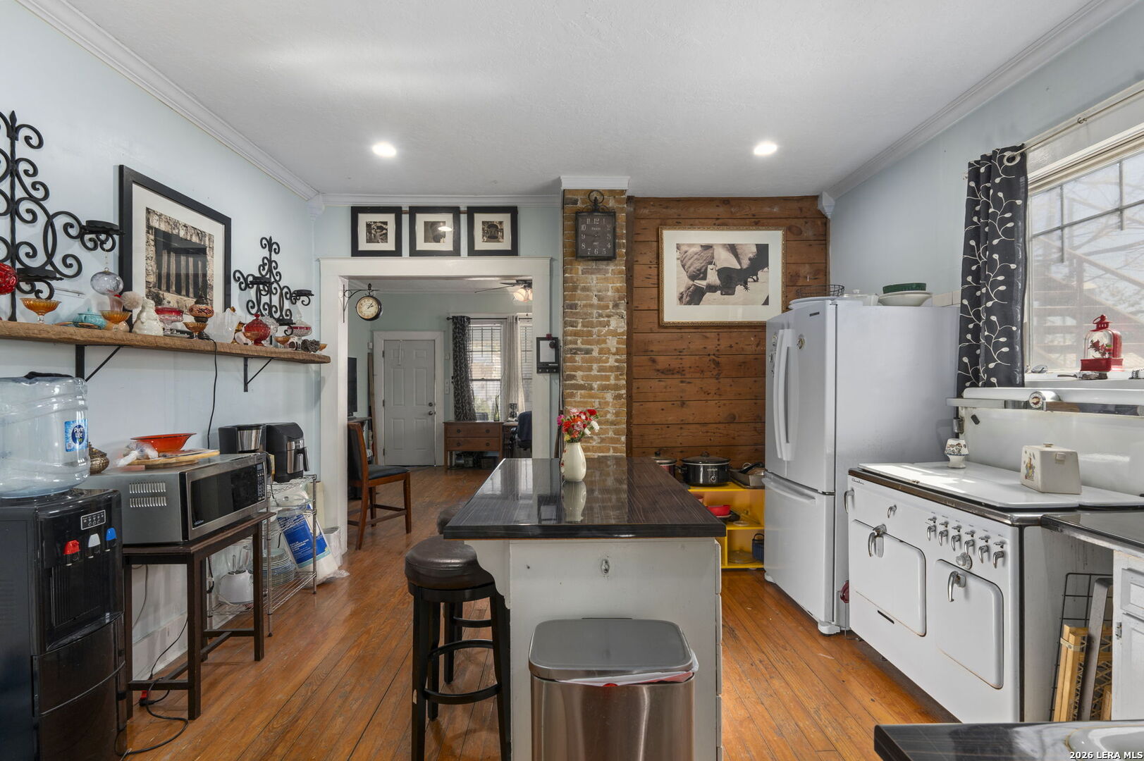 3221 N Flores