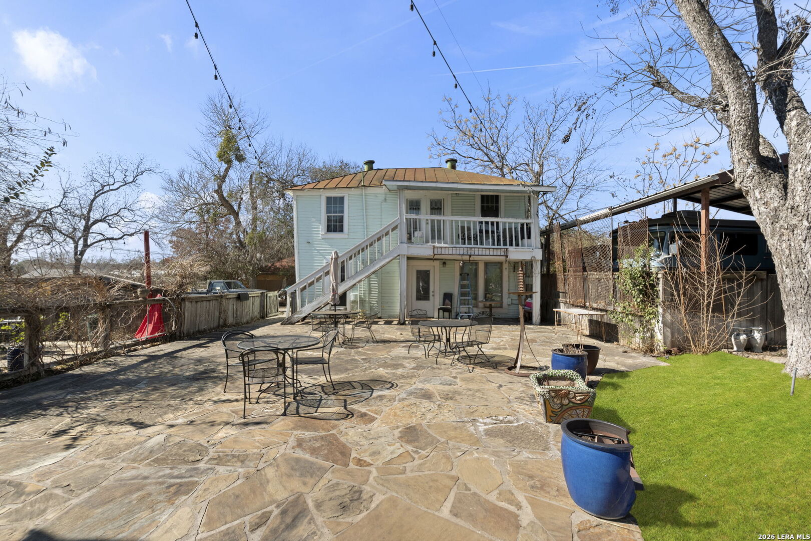 3221 N Flores