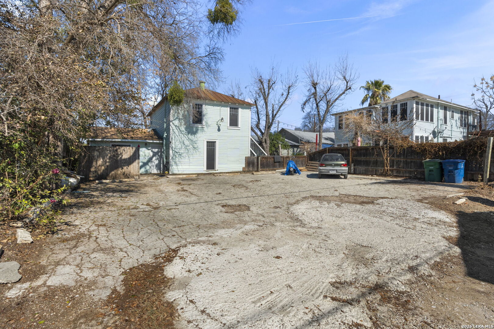 3221 N Flores