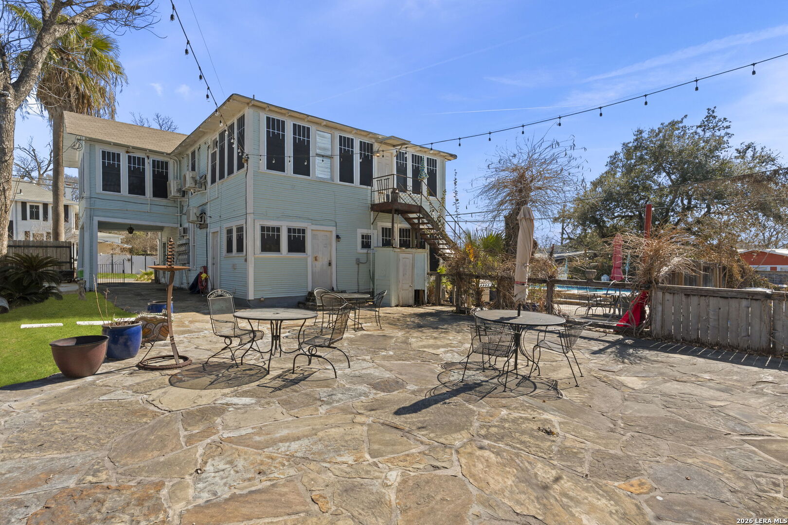 3221 N Flores