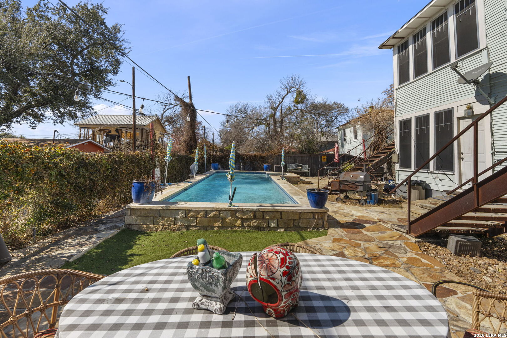 3221 N Flores