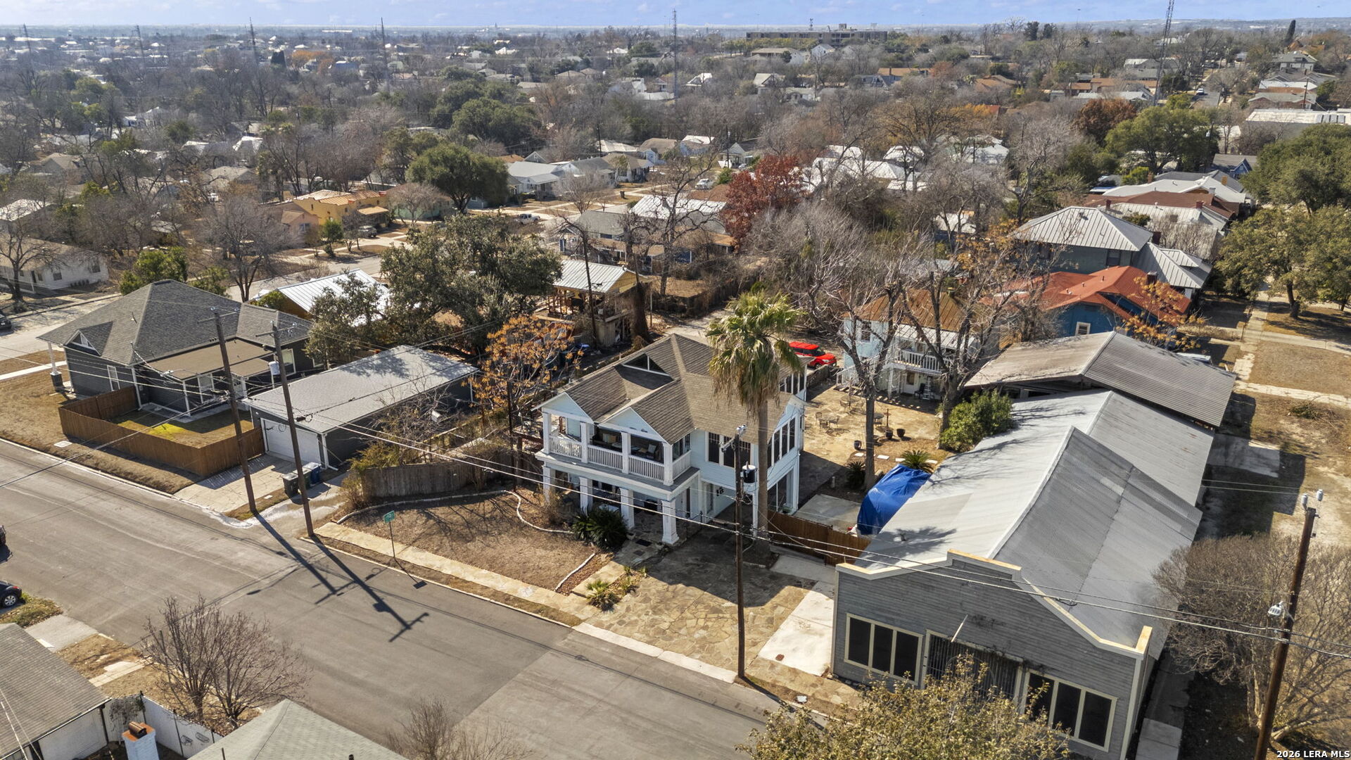 3221 N Flores