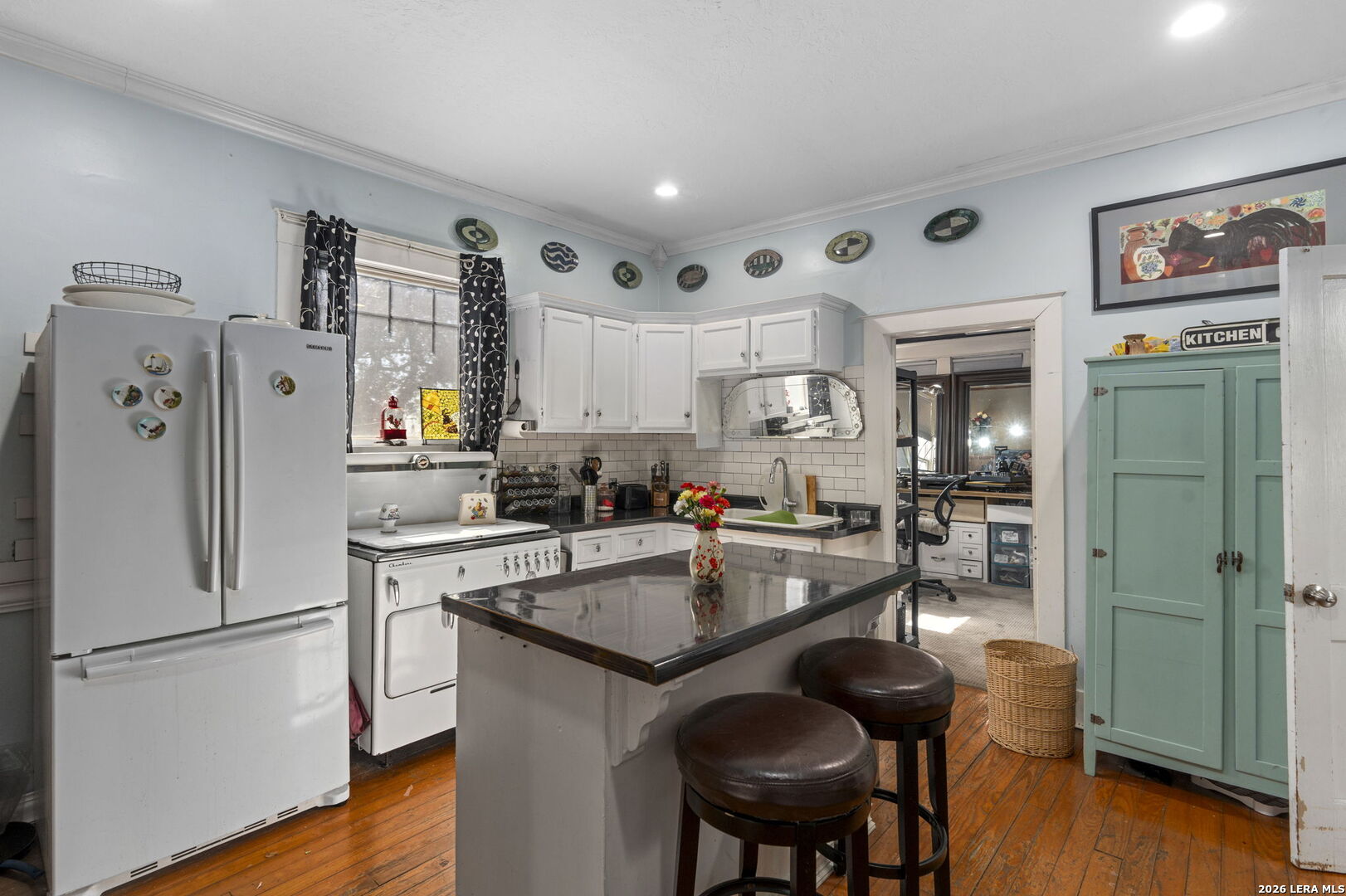 3221 N Flores