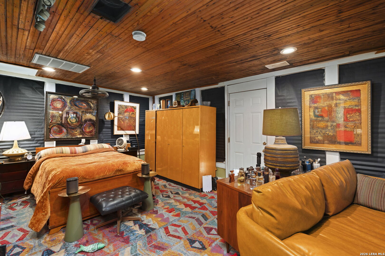 3221 N Flores