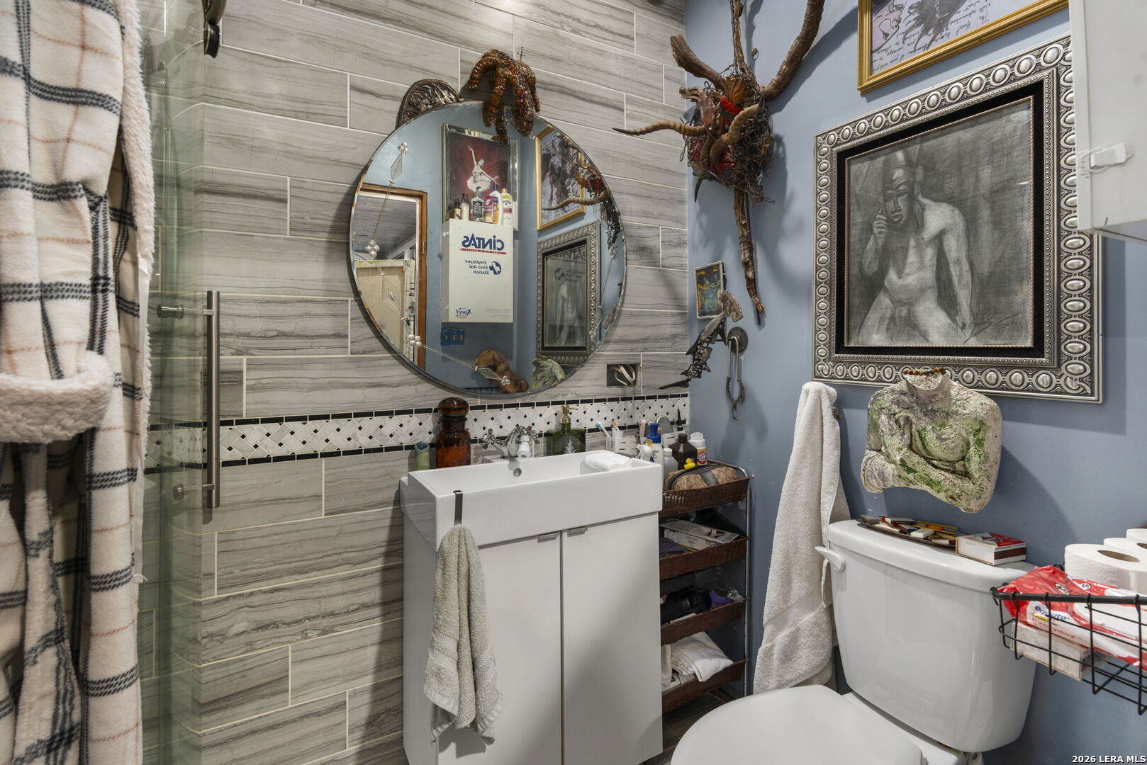 3221 N Flores