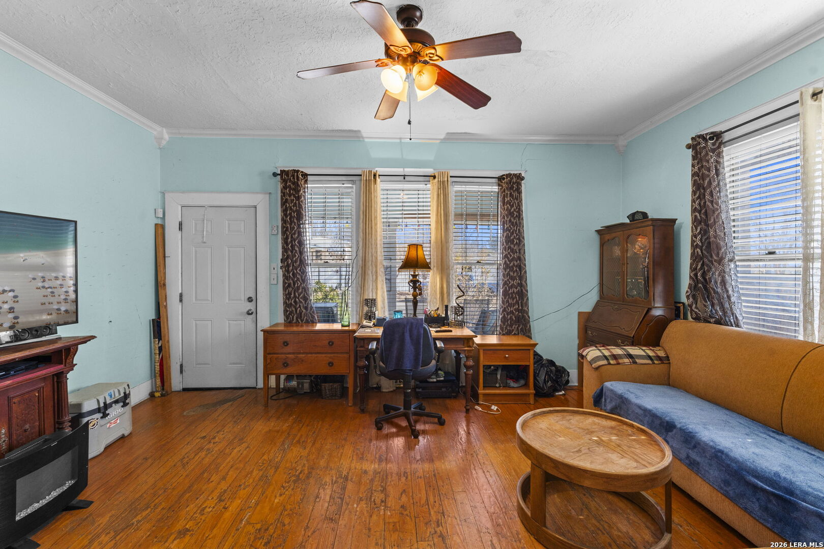 3221 N Flores