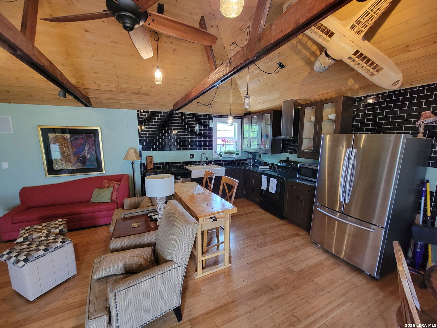 3221 N Flores