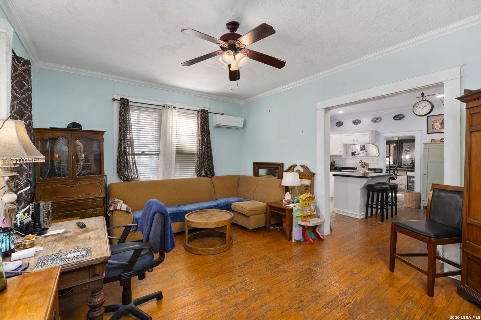 3221 N Flores