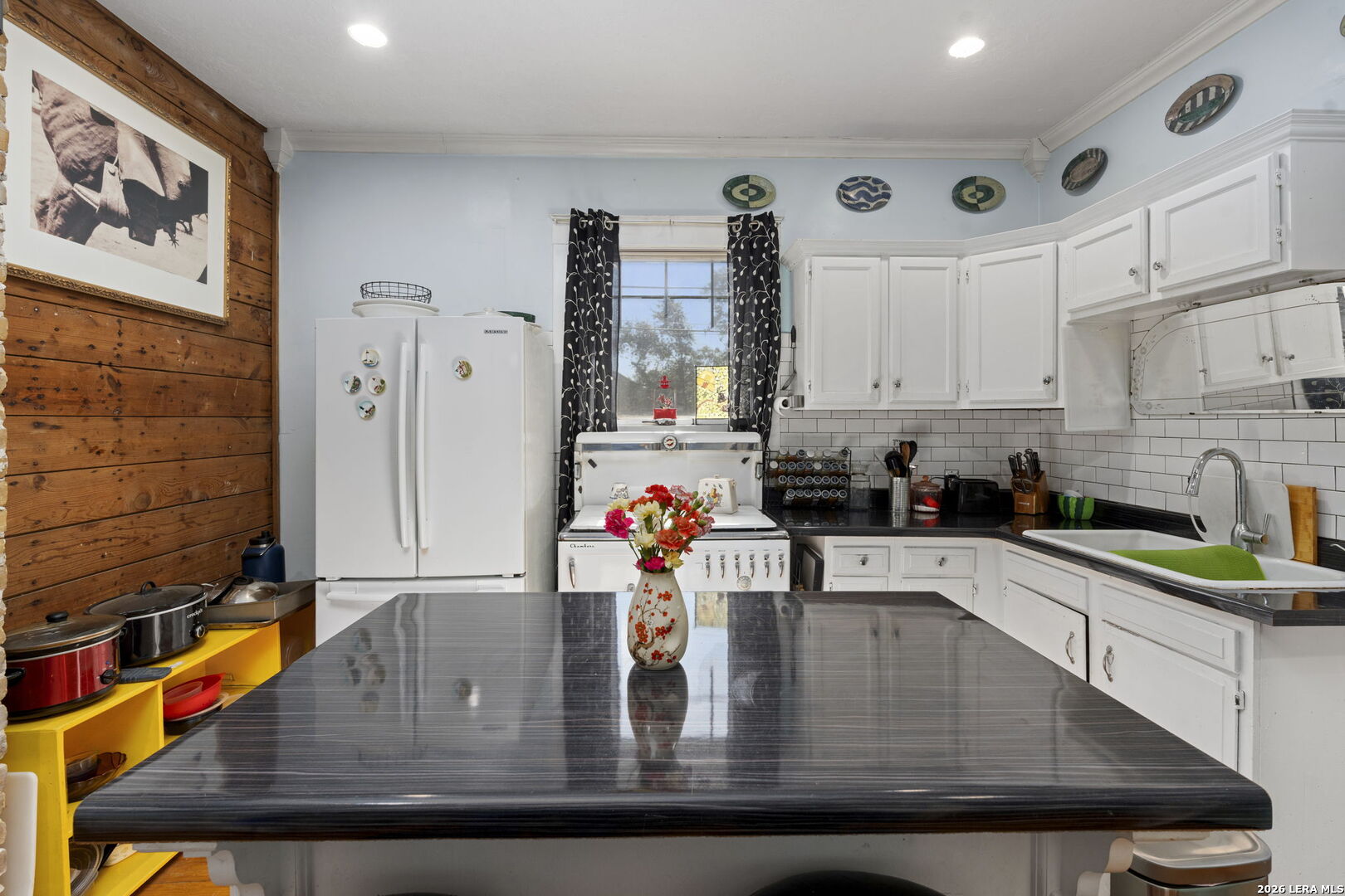 3221 N Flores