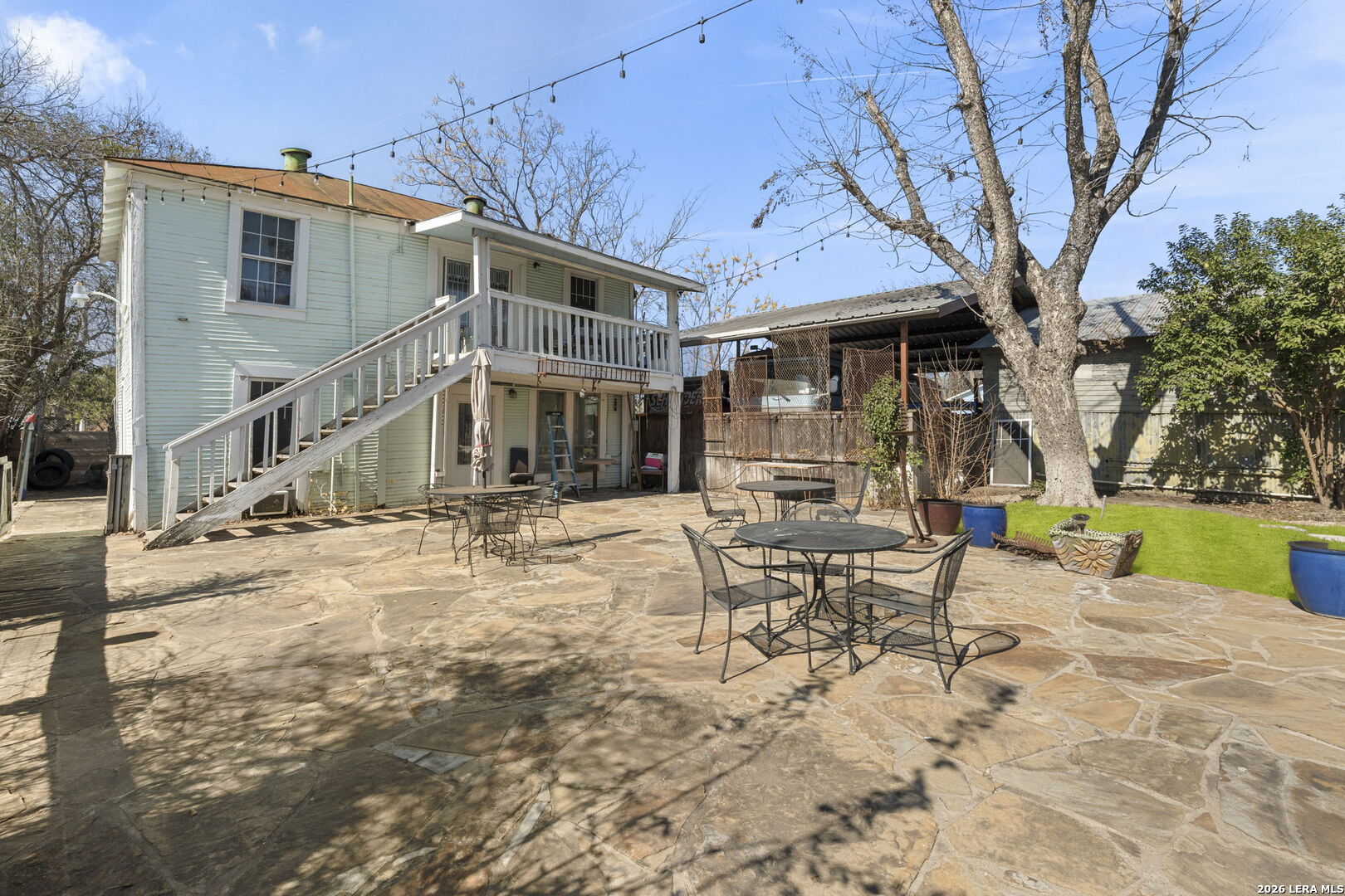 3221 N Flores