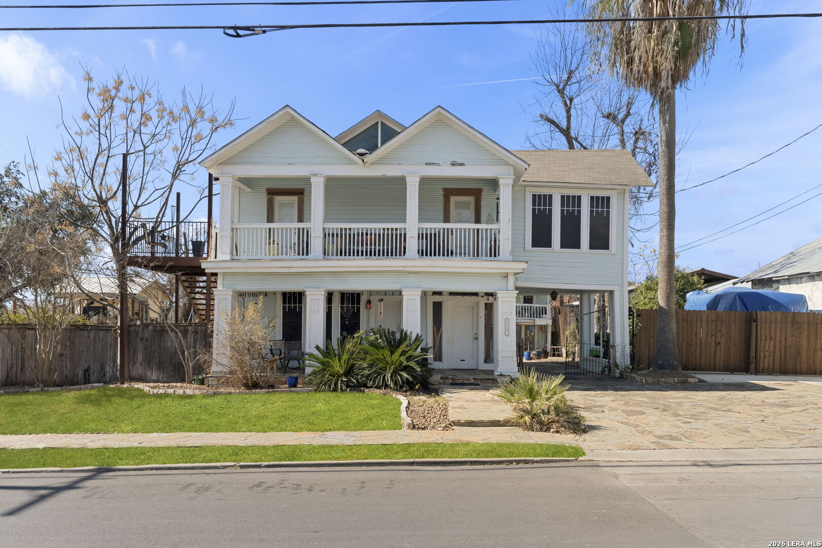 3221 N Flores