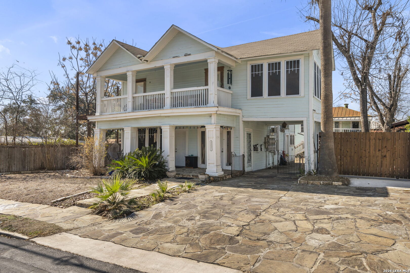 3221 N Flores