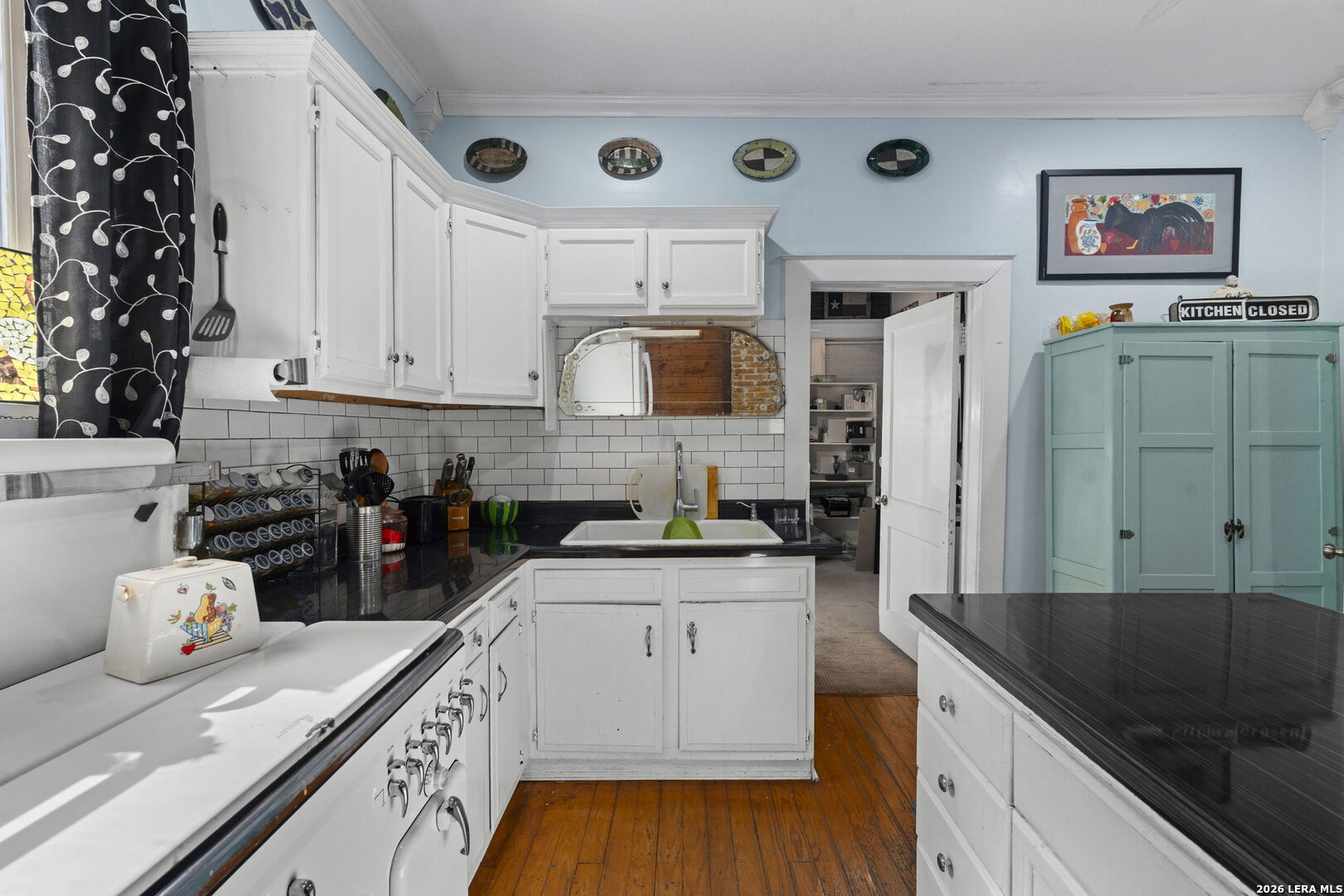 3221 N Flores