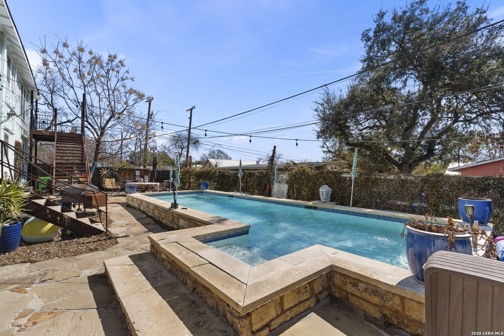 3221 N Flores