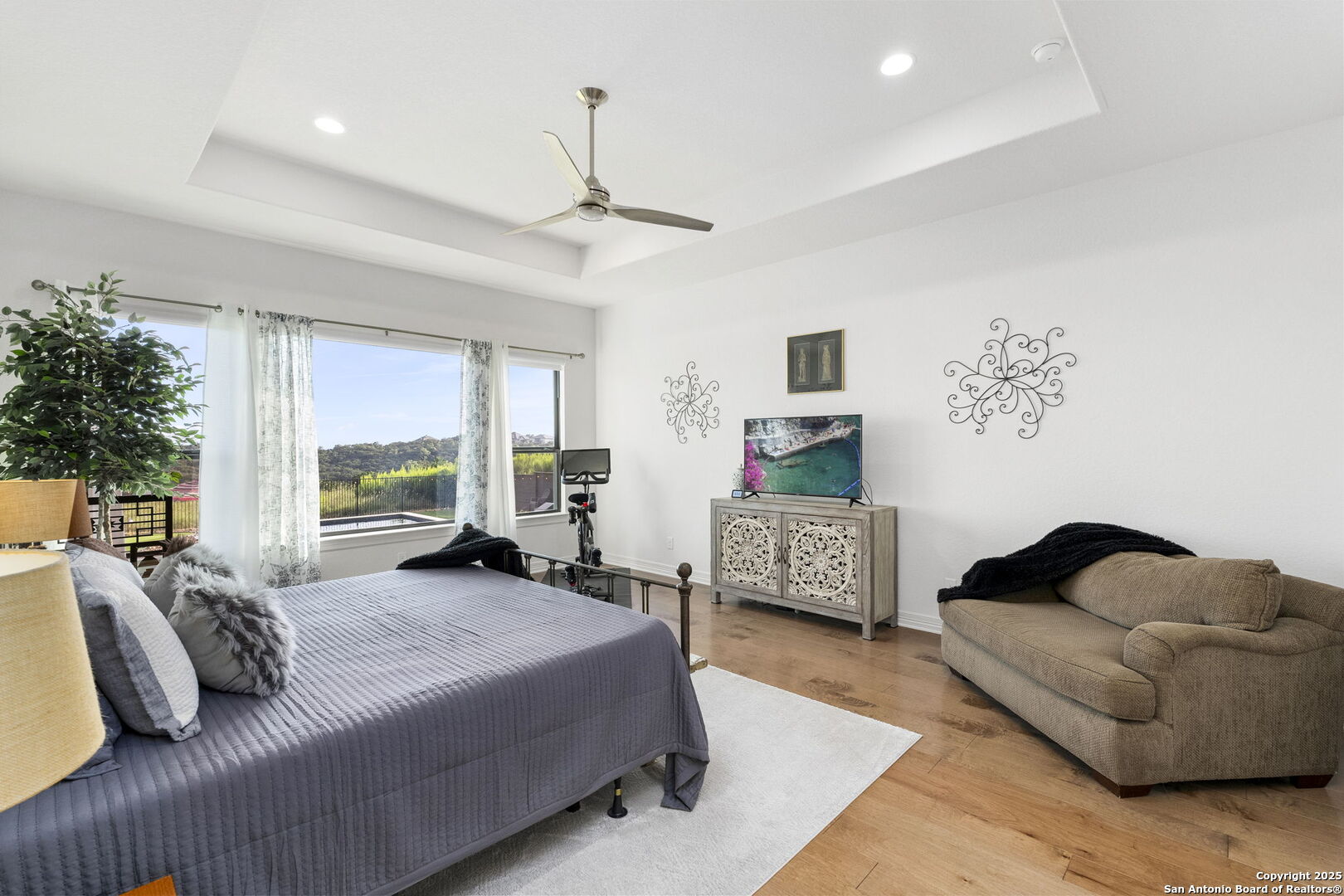 75 E Mariposa Parkway